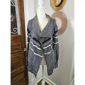 Ivivva Girl's Size 14 Feelin' Toasty Wrap Sweater Black White